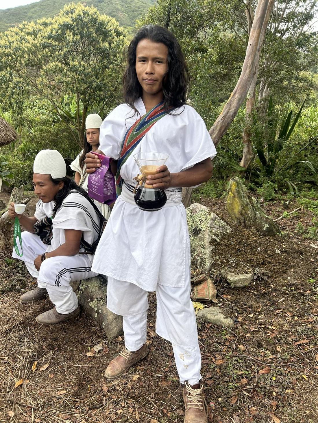 Jóvenes arhuacos preparando café en la Sierra Nevada