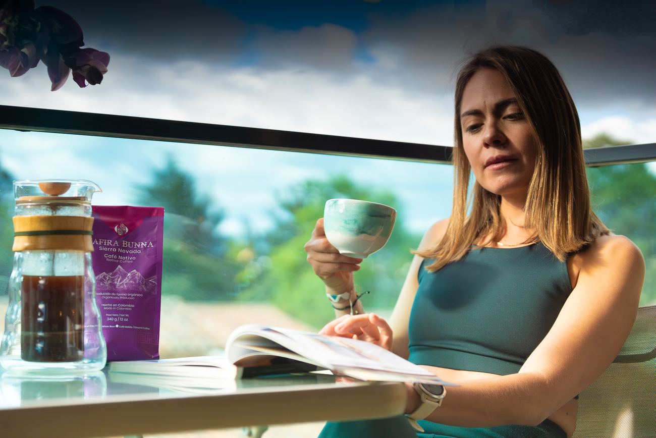 Una taza de Safira Bunna recién preparada junto a la bolsa