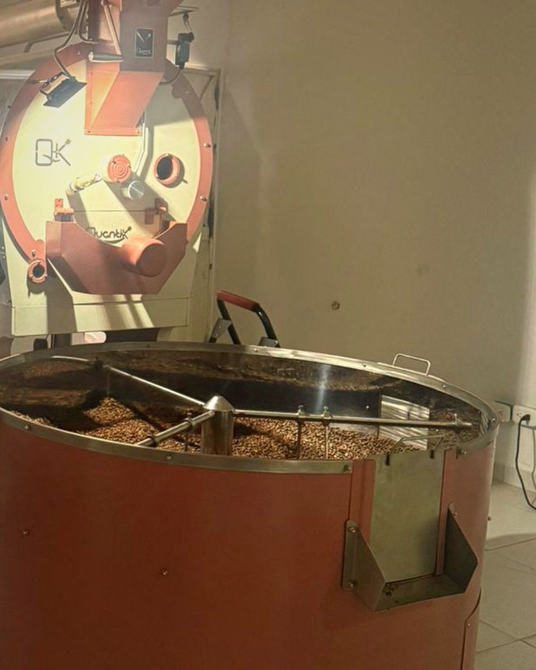 Nuestra tostadora Quantik con el café en la bandeja de enfriamiento